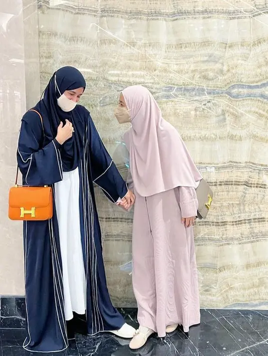 Tampil lebih feminim dengan one set syari pink seperti Laudya Cynthia Bella yang mengenakan kerudung panjang dan abaya. [@laudyacynthiabella]