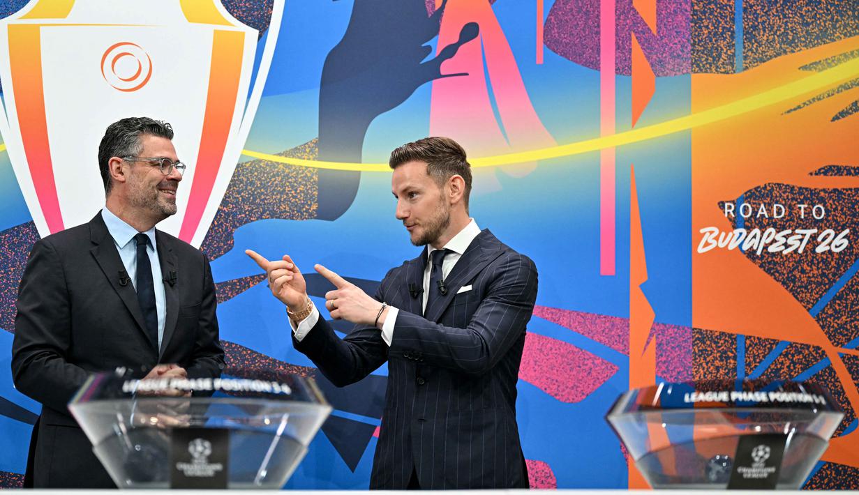 Berbeda dari musim-musim sebelumnya, pengundian kali ini langsung menentukan jalur bagan (bracket) hingga babak semifinal. Tampak dalam foto, direktur Komunikasi UEFA, Pedro Pinto (kiri) dan duta Yayasan UEFA untuk Anak-Anak yang juga mantan gelandang Sevilla, Ivan Rakitic tiba untuk mengikuti pengundian babak 16 besar, perempat final, dan semifinal Liga Champions 2025/2026 di House of European Football di Nyon, Swiss, Jumat (27/2/2026). (Harold CUNNINGHAM/AFP)