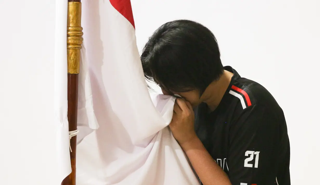 Pemain Timnas Voli Putri Indonesia, Azzahra Dwi Febyane mencium bendera merah putih pada upacara pelepasan untuk kejuaraan AVC Women's Volleyball Cup yang dilakukan di Padepokan Voli Jenderal Polisi Kunarto, Sentul, Selasa (2/6/2026).