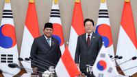 Tiba di Seoul, pada Selasa 31 Maret 2026 malam waktu setempat, Prabowo Subianto diagendakan akan bertemu dengan Presiden Korea Selatan, Lee Jae-myung. Tampak dalam foto, Presiden Republik Indonesia, Prabowo Subianto (kiri) bersama Presiden Korea Selatan Lee Jae myung berpose untuk foto saat pertemuan mereka di kantor kepresidenan di Seoul pada 1 April 2026. (YONHAP/AFP)