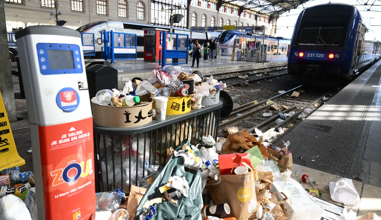 Sebuah foto yang diambil pada 8 Agustus 2023 menunjukkan tumpukan sampah di stasiun kereta Marseille Saint-Charles, saat petugas kebersihan melakukan pemogokan di Marseille, Prancis selatan. (Photo by Christophe SIMON / AFP)