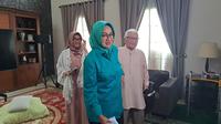 Cagub Banten Airin Rachmi Diany sungkem dengan orangtuanya sebelum nyoblos Pilkada 2024 di Kota Tangerang Selatan (Tangsel), Rabu (27/11/2024). (Liputan6.com/ Pramita Tristiawati)