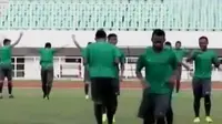 Timnas U-22 menggelar latihan terakhir jelang laga melawan Myanmar. Sementara itu, Timnas Myanmar andalkan kemampuan fisik lawan Indonesia. 