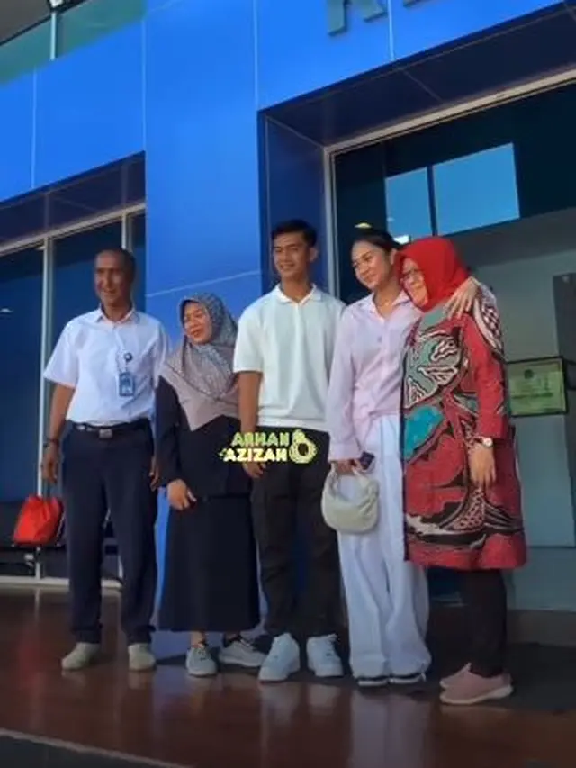 5 Momen Azizah Salsha Temani Arhan ke Kampus Tempat Kuliah, Dikerubungi Mahasiswa