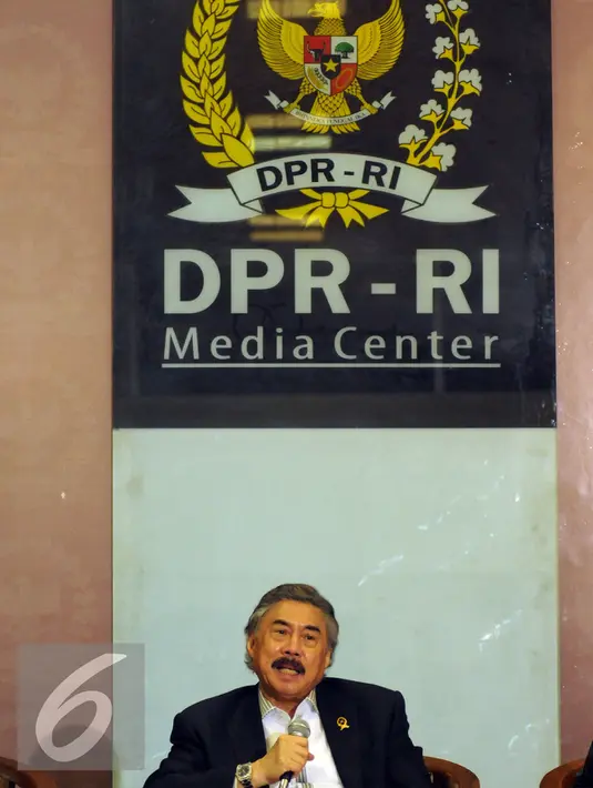 Hakim Agung, Gayus Lumbuun memberikan sejumlah keterangan pada diskusi mingguan di Kompleks Parlemen RI, Jakarta, Selasa (29/3/2016). Diskusi membahas Rancangan Undang-Undang Jabatan Hakim. (Liputan6.com/Helmi Fithriansyah)