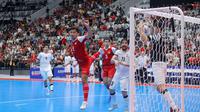 Pemain Timnas Futsal Indonesia, Rio Pangestu berusaha mencetak gol ke gawang Irak pada laga Piala Asia Futsal 2026 di Indonesia Arena, Senayan, Jakarta, Sabtu (31/01/2026). (Bola.com/Bagaskara Lazuardi)
