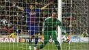 Striker Barcelona, Luis Suarez, melakukan selebrasi usai mencetak gol ke gawang AS Roma pada laga leg pertama perempat final Liga Champions di Stadion Camp Nou, Rabu (4/4/2018). Barcelona menang 4-1 atas AS Roma. (AFP/Manu Fernandez)