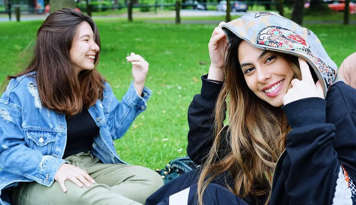 Valerie Thomas dan Shaloom Razade tampak menghabiskan waktu bersama di sebuah taman. Senyum keceriaan terlihat dari wajah mereka. (Foto: instagram.com/valerieethomas)