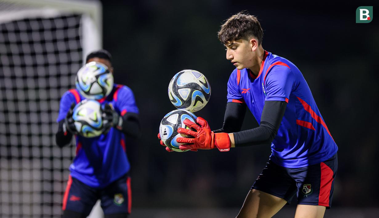 <p>Kiper Timnas Panama U-17, Said David (kanan) dan Manuel Romro saat melakukan latihan resmi menjelang matchday kedua Grup A Piala Dunia U-17 2023 melawan Timnas Indonesia U-17 di Lapangan Thor, Wonokromo, Surabaya, Minggu (12/11/2023). (Bola.com/Bagaskara Lazuardi)</p>