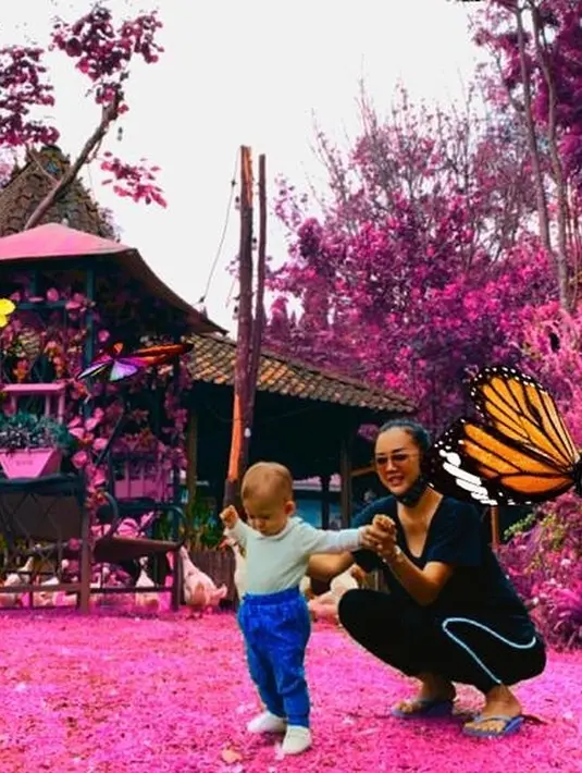 "Pas aku pikir sebelum punya anak pengin punya baby sitter banyak. Nanti anakku sama baby sitter, aku cabut ke mana party atau ngurusin badan dulu. Ternyata sekarang saja 1tahun 2bulan masih ASI. Aku jarang pergi dan semua tetap sama aku," jelas Aura Kasih. (Instagram/aurakasih)