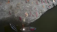 Kuburan dangkal di pasir, beberapa di antaranya diduga orang yang meninggal karena virus corona COVID-19, terlihat dekat tempat kremasi di tepi Sungai Gangga, Phafamau, Allahabad, India, Sabtu (5/6/2021). (SANJAY KANOJIA/AFP)