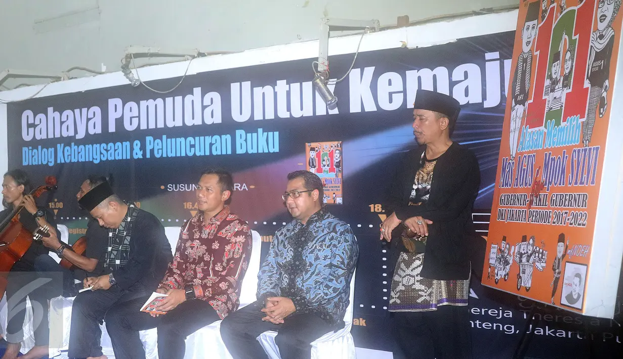 Cagub DKI Jakarta, Agus Harimurti Yudhoyono (ketiga kanan) saat menghadiri peluncuran buku 101 alasan memilih Mas Agus dan Mpok Sylvi di Jakarta, Senin (16/1). AHY juga melakukan dialog kebangsaan bersama pendukungnya. (Liputan6.com/Helmi Fithriansyah)