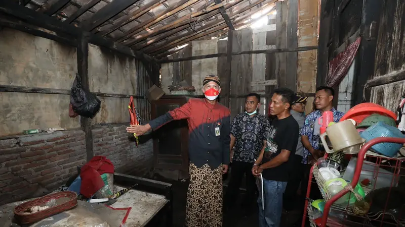 Gubernur Jawa Tengah Ganjar Pranowo saat menyambangi kediaman warga. (Istimewa)