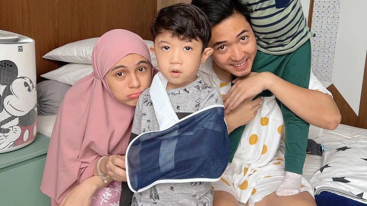 Putra Nycta Gina Jatuh, Tulang Bahu Retak Hingga Alami Demam dan Sakit Perut (instagram.com/missnyctagina)