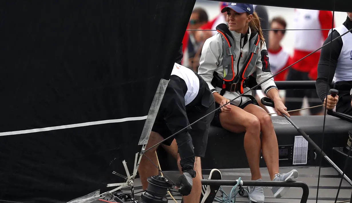 Kate Middleton berpartisipasi dalam perlombaan perahu King's Cup Regatta di Cowes, lepas pantai selatan Inggris pada 8 Agustus 2019. Di acara kompetisi yang digelar dalam rangka amal tersebut, Kate Middleton terlihat bergaya sporty mengenakan celana pendek. (Adrian DENNIS/AFP)