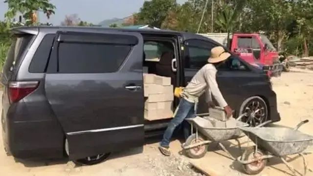 6 Aksi Orang Angkut Batu Bata Ini Bikin Geleng Kepala