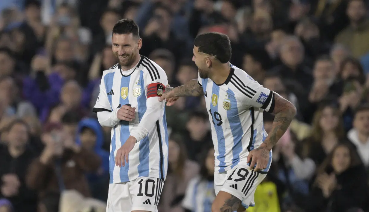 <p>Pemain Timnas Argentina, Nicolas Otamendi (kanan), memberikan ban kapten kepada Lionel Messi saat pertandingan Kualifikasi Piala Dunia 2026 zona CONMEBOL melawan Paraguay di Stadion Mas Monumental, Jumat (13/10/2023) pagi WIB. (AFP/Juan Mabromata)</p>