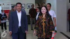 Menko PMK, Puan Maharani (kanan) bersama Menpora Imam Nahrawi jelang rapat di Gedung Kementrian Koordinator bidang Pembangunan Manusia dan Kebudayaan Jakarta, Jumat (26/5). (Liputan6.com/Angga Yuniar)