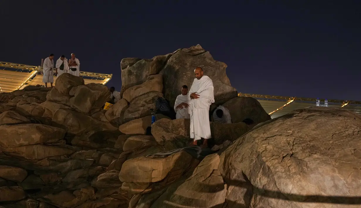 Umat Muslim menunaikan salat di puncak bukit berbatu yang dikenal sebagai Jabal Rahmah atau Gunung Rahmat, di Dataran Arafah, selama ibadah haji tahunan di dekat kota suci Mekah, Arab Saudi, Selasa 26 Mei 2026. (AP Photo/Altaf Qadri)