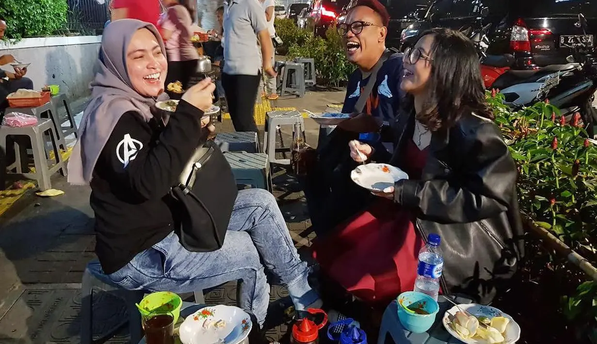 Uya dan Astrid mengantarkan putri sulungnya Cinta Kuya porm night. Setelah selesai, keluarga harmonis ini terlihat makan di pinggir jalan yang tak jauh dari lokasi acara. (instagram/astridkuya)