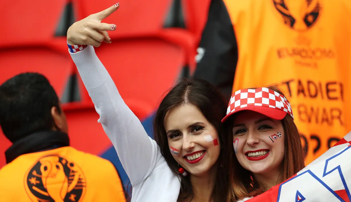 Dua suporter perempuan Timnas Kroasia tersenyum sebelum pertandingan melawan timnas Turki  di Kualifikasi  Grup D Euro 2016 di Stadion Parc des Princes, Paris, Prancis, (12/6). (AFP PHOTO / KENZO TRIBOUILLARD)