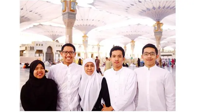 Meski Sibuk menjadi Gubernur Jawa Timur, Khofifah Indar Parawansa kerap menghabiskan waktu bersama keempat anaknya