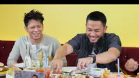 Ariel NOAH Makan Siang Bareng Uki, Bantah Ada Konflik Sejak Hengkang. (YouTube Serlok Kuliner)