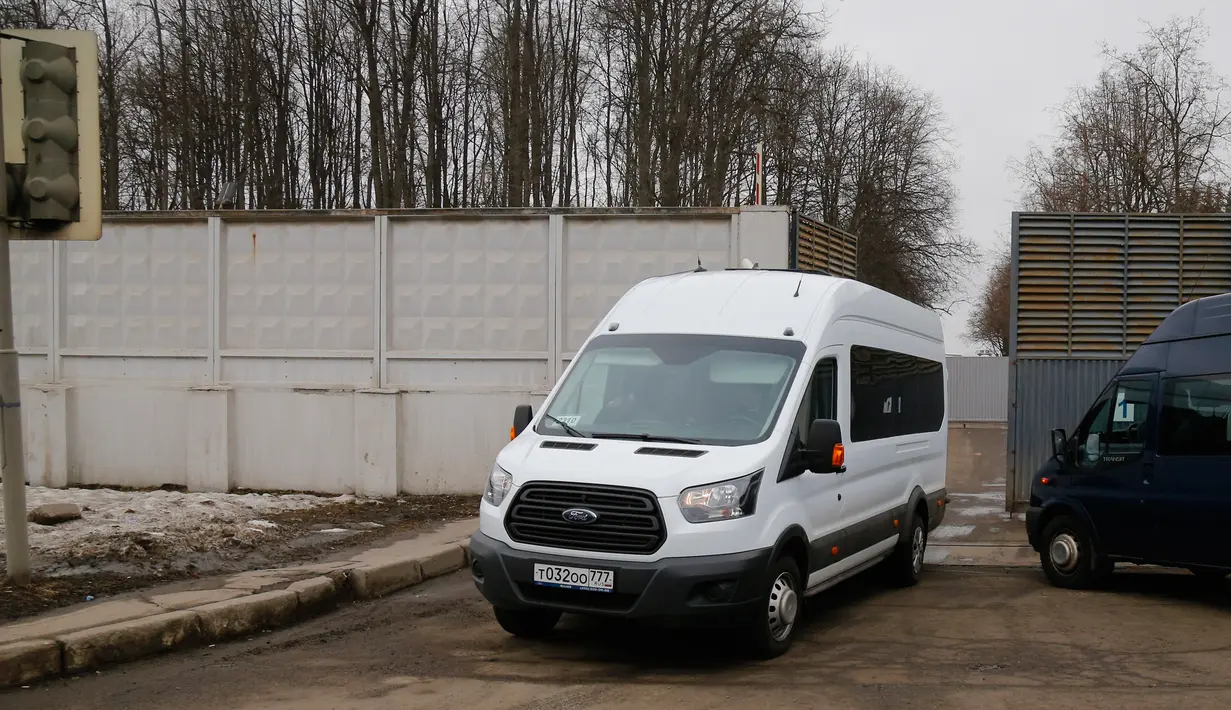 Bus membawa para diplomat Rusia yang diusir dari Amerika Serikat dan keluarga mereka, meninggalkan bandara Vnukovo, Moskow, Minggu (1/4). 60 diplomat Rusia diusir karena kebuntuan diplomatik antara Rusia dan Inggris. (AP/Alexander Zemlianichenko)