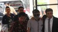 Saksi DS tiba di Pengadilan Negeri Jakarta Utara, Rabu (18/05). DS dihadirkan Jaksa Penuntut Umum (JPU) untuk kasus pelecehan seksual yang diduga dilakukan oleh Saipul Jamil. (Liputan6.com/Herman Zakharia)