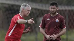 Pelatih Persija Jakarta, Ivan Kolev, berdiskusi dengan Jakhongir Abdumuminov saat latihan di Lapangan Sutasoma, Jakarta, Rabu (16/1). Ini merupakan latihan perdana yang dipimpin oleh Ivan Kolev. (Bola.com/Yoppy Renato)
