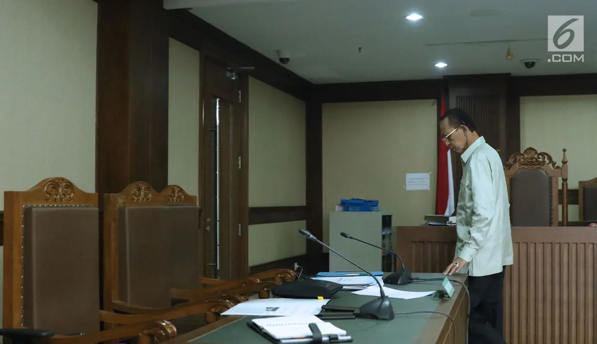 Terpidana korupsi penyelenggaraan ibadah haji 2010-2013, Suryadharma Ali saat menjalani sidang lanjutan PK di Pengadilan Tipikor, Jakarta, Senin (2/7). Melalui kuasa hukumnya, Suryadharma Ali menyerahkan sejumlah bukti. (Liputan6.com/Helmi Fithriansyah)