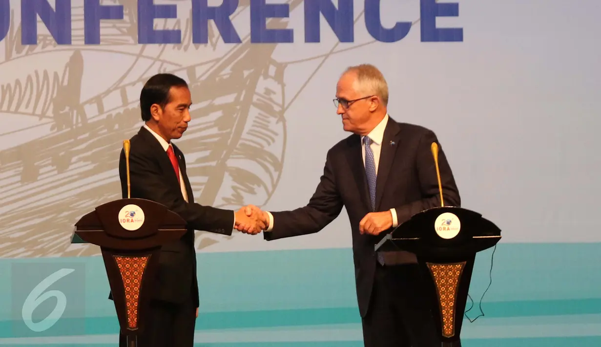 Presiden RI Joko Widodo bersalaman dengan PM Australia Malcom Turnbull usai memberikan keterangan pers terkait hasil KTT IORA 2017 di JCC, Jakarta, Selasa (7/3). KTT IORA 2017 menghasilkan kesepakatan Jakarta Concord. (Liputan6.com/Angga Yuniar)