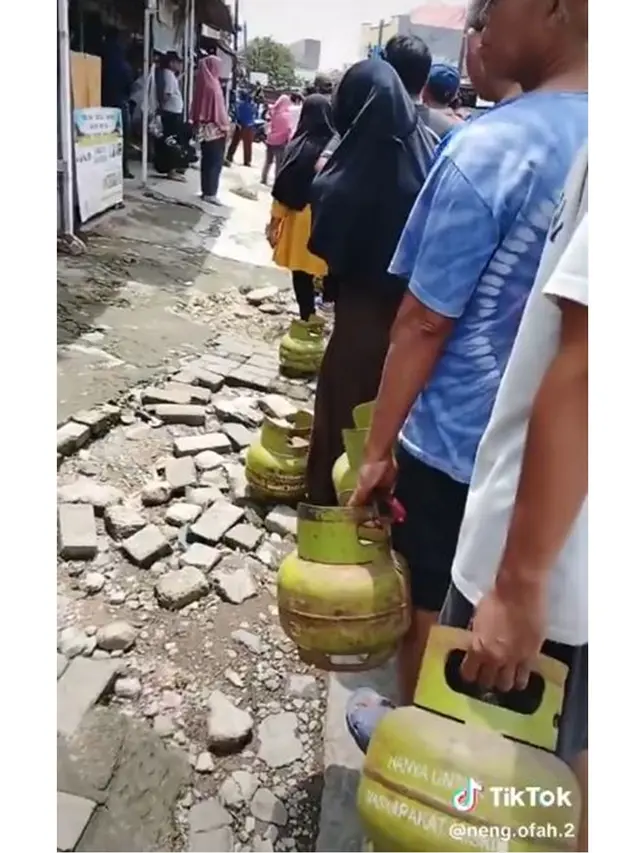 6 Potret Orang Antre Gas LPG 3 Kg, Rela Terjang Panas dan Hujan
