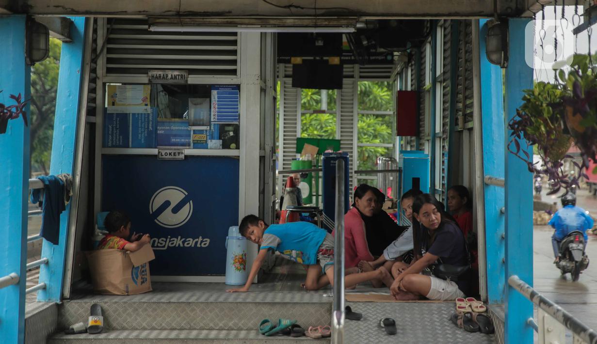 Korban banjir mengungsi di Halte Transjakarta Dispenda Samsat Barat, Jakarta Barat, Jumat (3/1/2020). Para korban terpaksa mengungsi ke halte tersebut akibat kurangnya posko pengungsian di sekitar lokasi terdampak banjir. (Liputan6.com/Faizal Fanani)