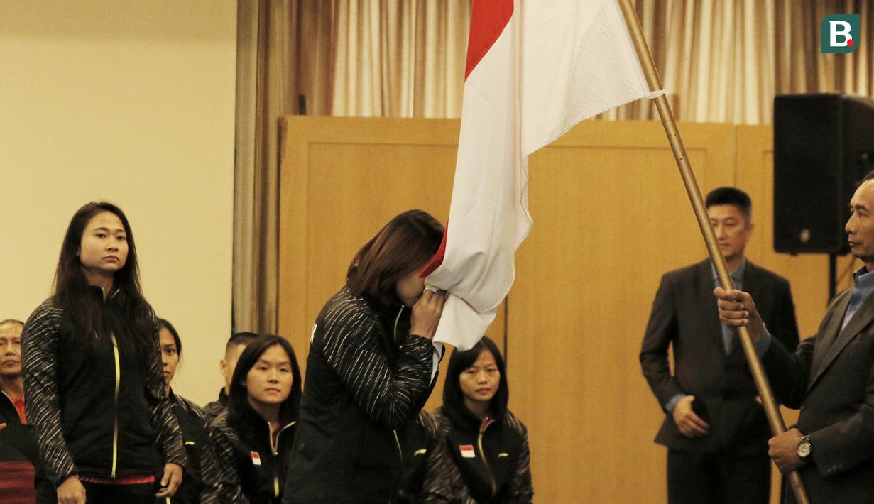 Tim Piala Uber Indonesia mencium bendera saat acara pelepasan di Hotel Atlet Century, Senayan, Selasa (8/5/2018). Acara pelepasan tersebut sekaligus merayakan ulang tahun PBSI ke 67. (Bola.com/M Iqbal Ichsan)