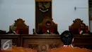 Hengky Kawilarang saat mendengarkan putusan hakim di Pengadilan Negri Jakarta Selatan, Kamis (27/8/2015). Hengky dijatuhkan vonis hukuman penjara 11 bulan oleh Majelis hakim. (Liputan6.com/Faisal R Syam)