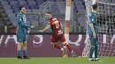 Pemain AS Roma, Jordan Veretout, melakukan selebrasi usai mencetak gol ke gawang AC Milan pada laga Liga Italia di Stadion Olimpico, Roma, Minggu (28/2/2021). AC Milan menang dengan skor 2-1. (AP/Gregorio Borgia)