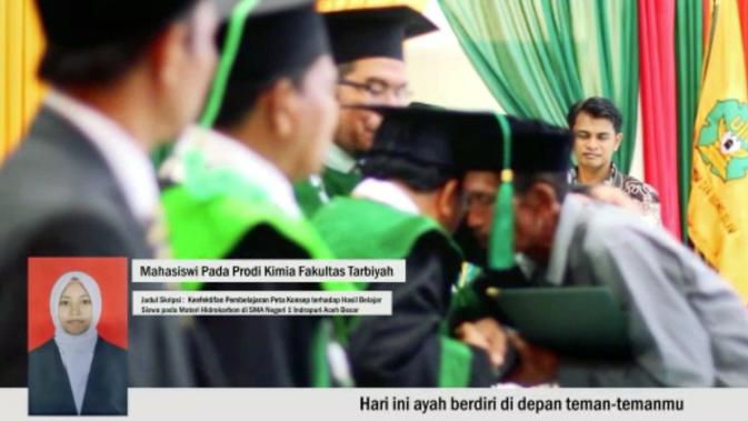 Bukhari lengkap dengan toga naik ke podium wisuda yang digelar Universitas Islam Negeri (UIN) Arraniry Banda Aceh, Kamis (27/2/2019). (Liputan6.com/ Rino Abonita)