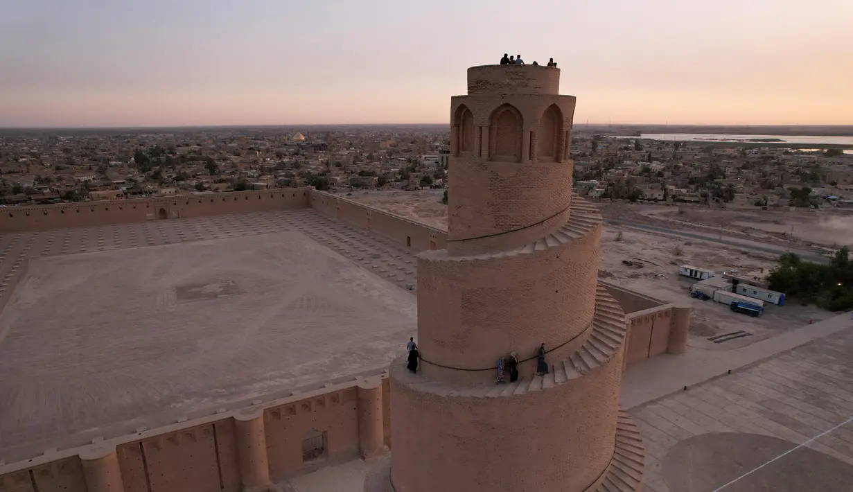Pemandangan dari udara menunjukkan menara spiral Malwiya, monumen nasional Irak abad kesembilan yang berharga, di lokasi Masjid Agung Samarra di kota Samarra, utara Baghdad 26/7/2022). (AFP/Ismael Adnan)