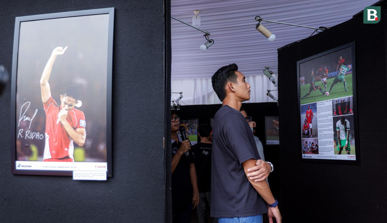 <p>Pemain Timnas Indonesia, Rizky Ridho menikmati foto cerita Boaz Solossa dalam pameran foto Media Cup 2025 yang bertema Timnas Indonesia dari Masa ke Masa di Cibis, Cilandak, Jakarta Selatan, Selasa (28/10/2025). (Bola.com/Bagaskara Lazuardi)</p>