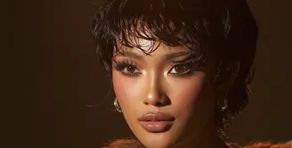 Marion Jola tampil memukau lewat foto terbaru dirinya. Ia menampilkan sisi berbeda dari dirinya terlihat dari gaya rambutnya.  [@riomotret]