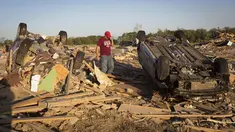 Tornado dahsyat mengoyak beberapa kota di selatan Amerika Serikat, Senin, (28/4/14). (REUTERS/Carlo Allegri)