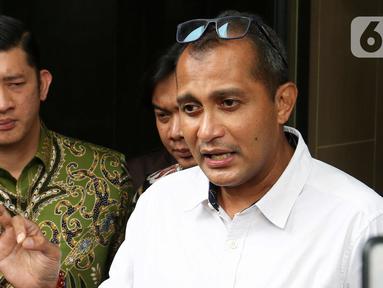 Wakil Menteri Hukum dan HAM (Wamenkumham) Edward Omar Sharif Hiariej (tengah) menjawab pertanyaan wartawan usai memberikan klarifikasi di Gedung Merah Putih KPK, Jakarta, Senin (23/3/2023). (Liputan6.com/Herman Zakharia)