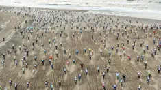 Ribuan crosser saat bersaing dalam ajang Red Bull Knock Out di Scheveningen, Den Haag, Belanda (19/11). 1.000 peserta mengikuti ajang balap motor cross di Red Bull Knock Out 2016 yang menjadikan pantai sebagai treknya. (REUTERS/Red Bull Knock Out)