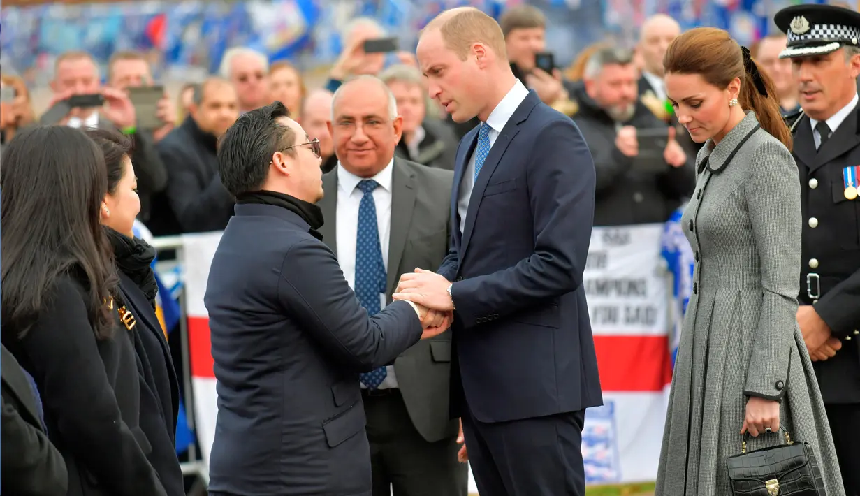Putra Vichai, Aiyawatt Srivadhanapraba menyambut Pangeran William dan Kate Middleton untuk memberikan penghormatan kepada korban tewas dalam kecelakaan helikopter di depan markas Leicester City, Stadion King Power, Rabu (28/11). (AP/Arthur Edwards)