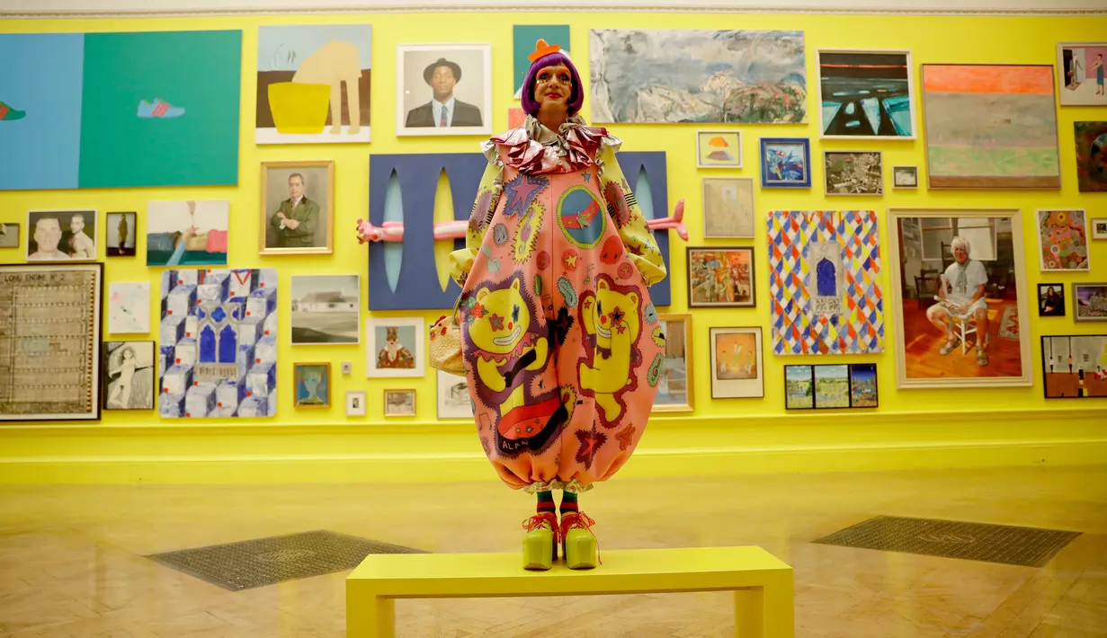 Koordinator pameran, seniman Inggris Grayson Perry berpose di Pameran Musim Panas ke-250 di Royal Academy of Arts di London (5/6). Pameran menampilkan 1300 Karya dan dapat dibeli. (AP/Matt Dunham)