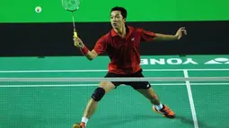 Pebulutangkis Indonesia Garuda Taufik Hidayat mengembalikan bola ke arah lawannya pebulutangkis Indonesia Rajawali Dionysius Hayom Rumbaka pada pertandingan babak final Axiata Cup 2012 di Tennis Indoor Stadium, Senayan, Jakarta, Sabtu (14/4). (Antara)