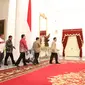 Presiden Jokowi jelang mengumumkan paket kebijakan ekonomi tahap pertama di Istana Merdeka, Jakarta, Rabu (9/9/2015). Pemerintah fokus pada penguatan ekonomi makro, daya saing ekonomi nasional, dan pemberdayaan ekonomi rakyat. (Liputan6.com/Faizal Fanani)