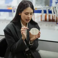 Jenama skincare milik Maudy Ayunda, From This Island, bekerja sama dengan Sekolah Farmasi Institut Teknologi Bandung (ITB), dan EBM SciTech untuk mengungkap potensi tamanu sebagai bahan aktif lokal. (dok. From This Island)