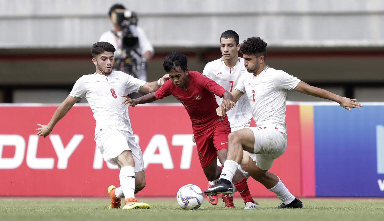 Gelandang Timnas Indonesia U-19, Mochamad Supriyadi, berebut bola dengan pemain Timnas Iran U-19 pada laga uji coba di Stadion Patriot Chandrabhaga, Bekasi, Sabtu (7/9). Indonesia kalah 2-4 atas Iran. (Bola.com/Yoppy Renato)